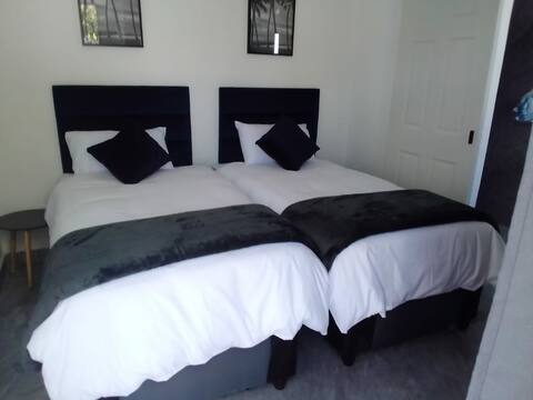 Deluxe twin room guesthouse Bellville South - premium contractor accommodation Cape Town near Tygerberg Hospital with modern finishes
