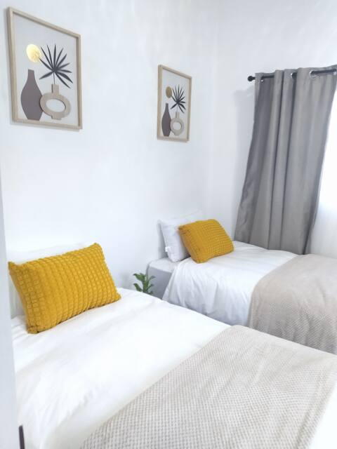 Standard twin room guesthouse Bellville South - affordable contractor accommodation Cape Town near UWC with ensuite bathroom